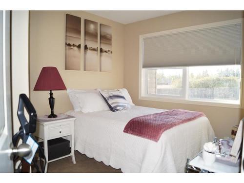 3-5311 57 Avenue, Ponoka, AB - Indoor Photo Showing Bedroom