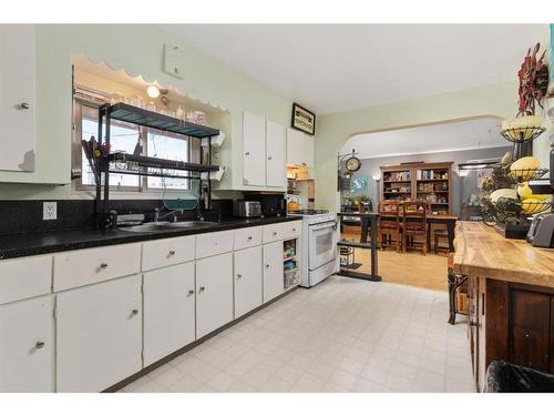 5135 52 Avenue, Bashaw, AB - Indoor Photo Showing Kitchen