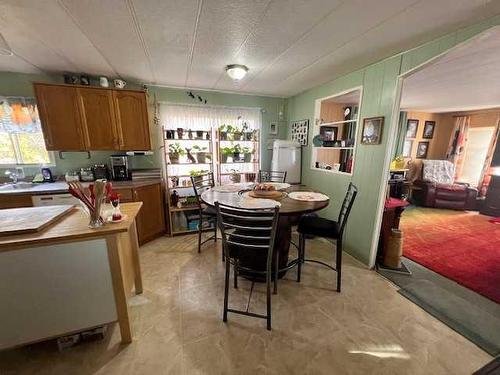 302 Lady Helen Avenue West, Galahad, AB - Indoor Photo Showing Dining Room