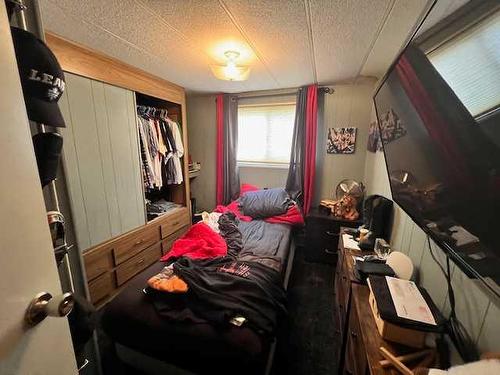 302 Lady Helen Avenue West, Galahad, AB - Indoor Photo Showing Bedroom