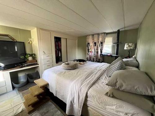 302 Lady Helen Avenue West, Galahad, AB - Indoor Photo Showing Bedroom