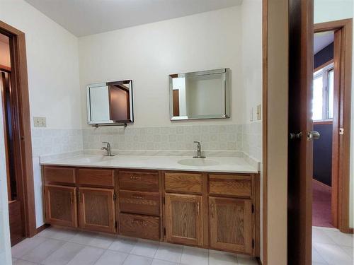 48516 Highway 22, Rural Brazeau County, AB - Indoor Photo Showing Bathroom