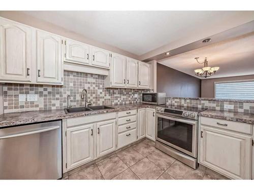 22-2821 Botterill Crescent, Red Deer, AB - Indoor Photo Showing Kitchen With Double Sink