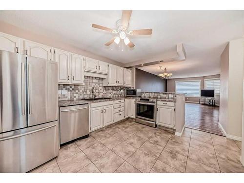 22-2821 Botterill Crescent, Red Deer, AB - Indoor Photo Showing Kitchen