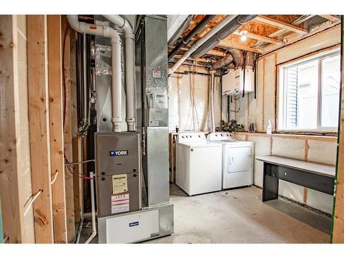 54 Metcalf Way, Lacombe, AB - Indoor Photo Showing Laundry Room