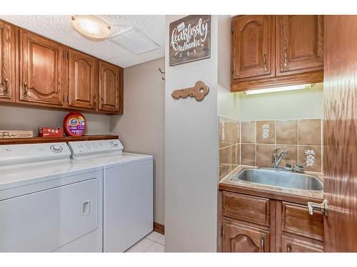 68 Payne Close, Red Deer, AB - Indoor Photo Showing Laundry Room