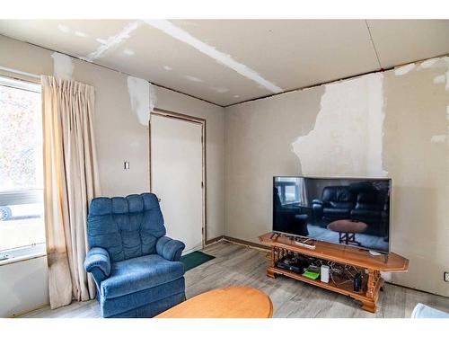 4822 51 Avenue, Bentley, AB - Indoor Photo Showing Living Room