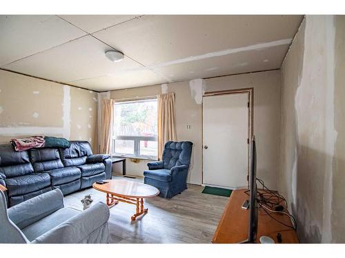 4822 51 Avenue, Bentley, AB - Indoor Photo Showing Living Room