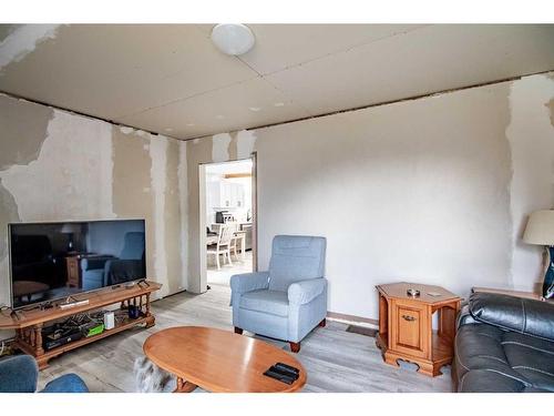 4822 51 Avenue, Bentley, AB - Indoor Photo Showing Living Room