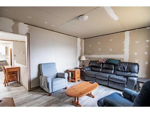 4822 51 Avenue, Bentley, AB - Indoor Photo Showing Living Room