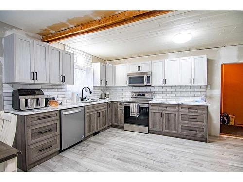 4822 51 Avenue, Bentley, AB - Indoor Photo Showing Kitchen With Upgraded Kitchen