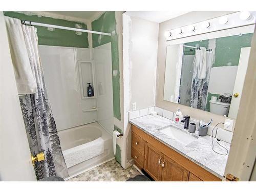 4822 51 Avenue, Bentley, AB - Indoor Photo Showing Bathroom