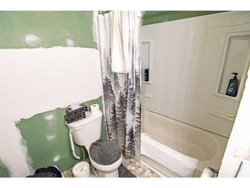 4822 51 Avenue, Bentley, AB - Indoor Photo Showing Bathroom