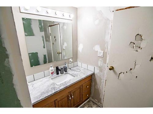 4822 51 Avenue, Bentley, AB - Indoor Photo Showing Bathroom