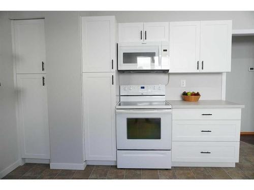 3830 58 Avenue, Red Deer, AB - Indoor Photo Showing Kitchen