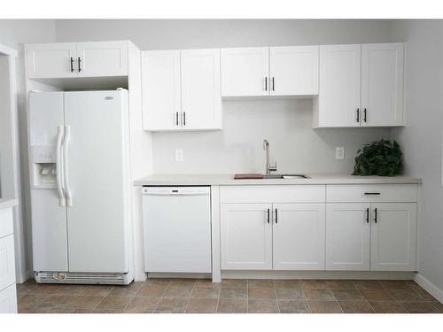 3830 58 Avenue, Red Deer, AB - Indoor Photo Showing Kitchen