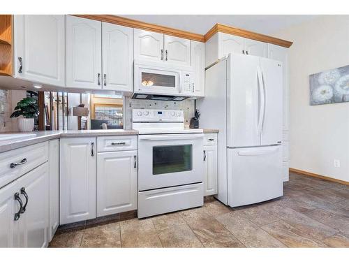 143 Andrews Close, Red Deer, AB - Indoor Photo Showing Kitchen