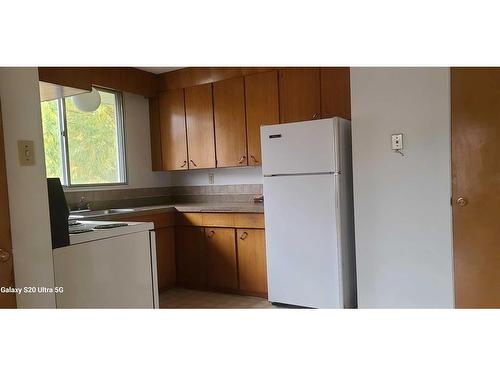 28 Mckee Close East, Red Deer, AB - Indoor Photo Showing Kitchen