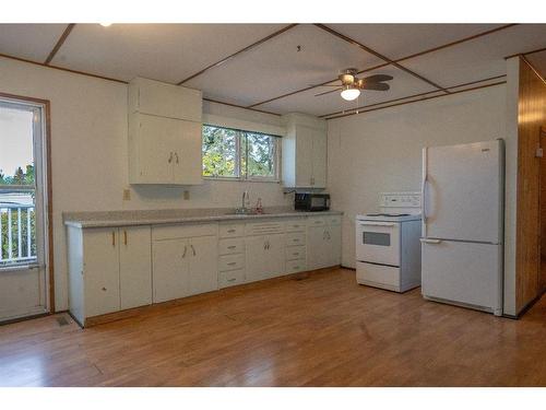 613 Partridge Drive, Pelican Point, AB - Indoor Photo Showing Kitchen