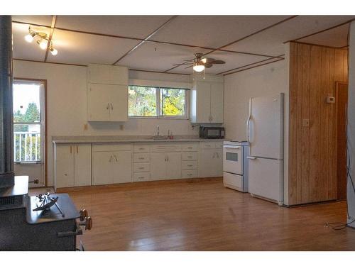 613 Partridge Drive, Pelican Point, AB - Indoor Photo Showing Kitchen