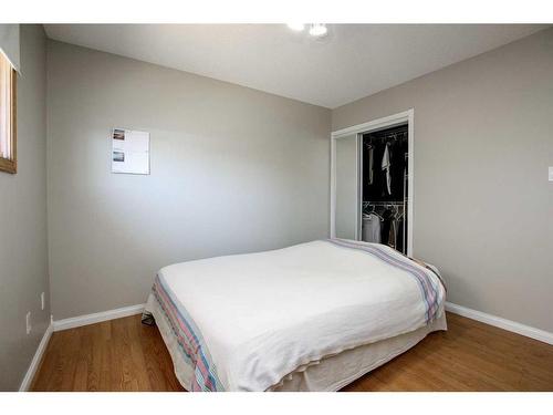 16 Hazlett Close, Red Deer, AB - Indoor Photo Showing Bedroom