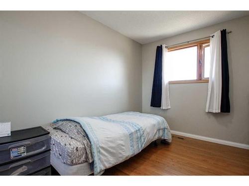 16 Hazlett Close, Red Deer, AB - Indoor Photo Showing Bedroom