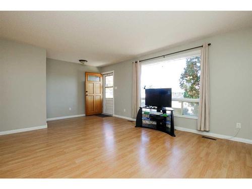 16 Hazlett Close, Red Deer, AB - Indoor Photo Showing Living Room