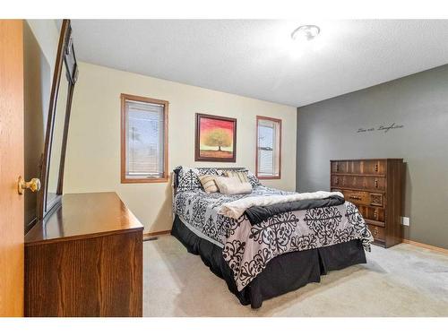 5402 47 Street, Lacombe, AB - Indoor Photo Showing Bedroom