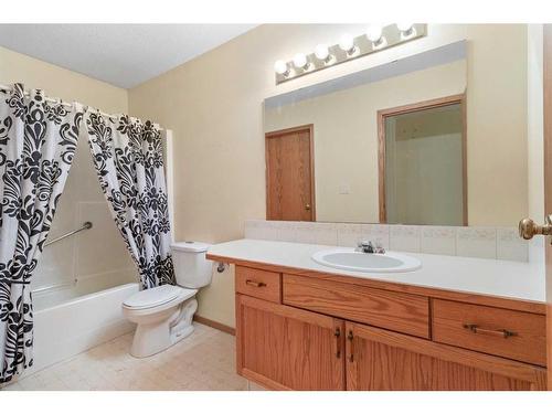 5402 47 Street, Lacombe, AB - Indoor Photo Showing Bathroom