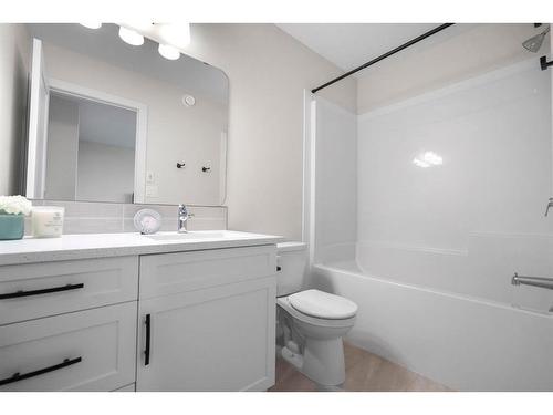 7309B 44B Avenue, Camrose, AB - Indoor Photo Showing Bathroom