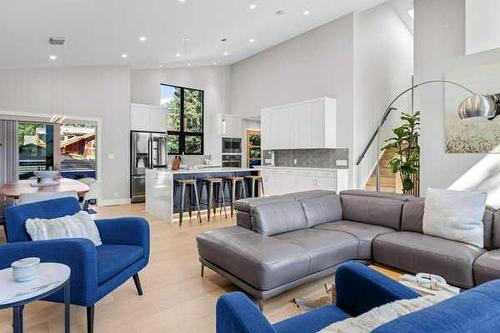 1010 14 Street, Canmore, AB - Indoor Photo Showing Living Room