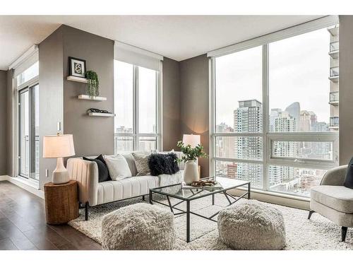 2504-1118 12 Avenue Sw, Calgary, AB - Indoor Photo Showing Living Room