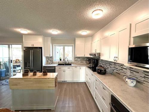 5611 46 Avenue West, Forestburg, AB - Indoor Photo Showing Kitchen With Upgraded Kitchen