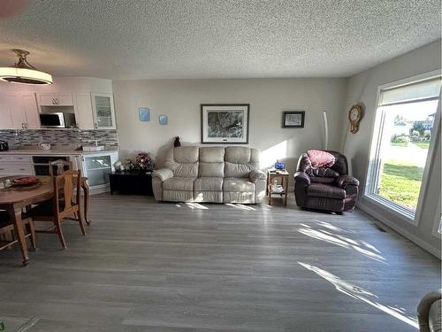 5611 46 Avenue West, Forestburg, AB - Indoor Photo Showing Other Room