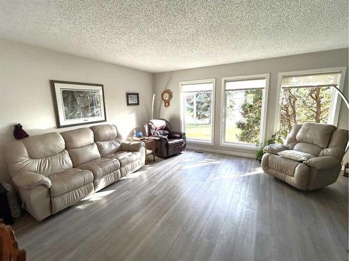 5611 46 Avenue West, Forestburg, AB - Indoor Photo Showing Living Room