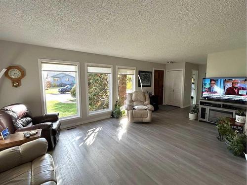 5611 46 Avenue West, Forestburg, AB - Indoor Photo Showing Living Room