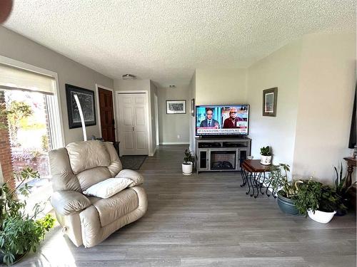 5611 46 Avenue West, Forestburg, AB - Indoor Photo Showing Living Room