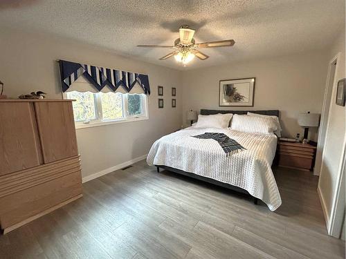 5611 46 Avenue West, Forestburg, AB - Indoor Photo Showing Bedroom