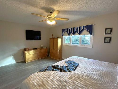 5611 46 Avenue West, Forestburg, AB - Indoor Photo Showing Bedroom