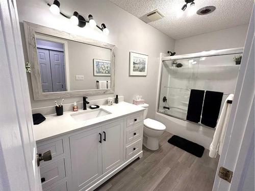 5611 46 Avenue West, Forestburg, AB - Indoor Photo Showing Bathroom