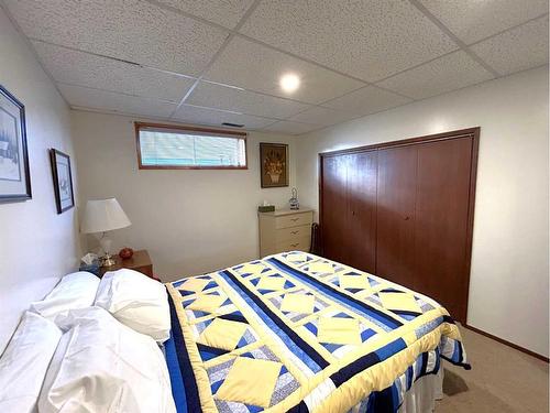 5611 46 Avenue West, Forestburg, AB - Indoor Photo Showing Bedroom