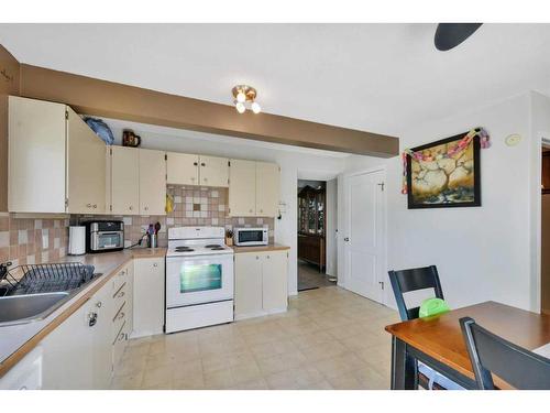 23 Edis Close, Red Deer, AB - Indoor Photo Showing Kitchen