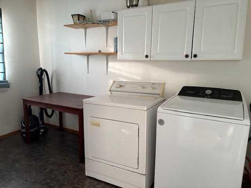 4919 49 Street, Hardisty, AB - Indoor Photo Showing Laundry Room