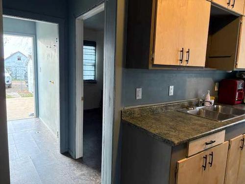 4919 49 Street, Hardisty, AB - Indoor Photo Showing Kitchen With Double Sink