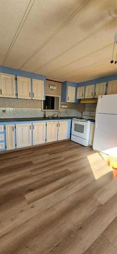 5132 51 Street, Caroline, AB - Indoor Photo Showing Kitchen