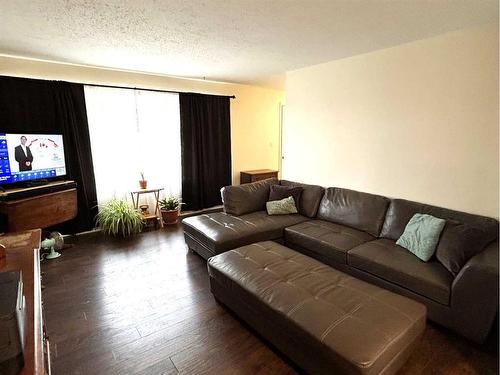 5116 49 Avenue, Forestburg, AB - Indoor Photo Showing Living Room