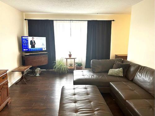 5116 49 Avenue, Forestburg, AB - Indoor Photo Showing Living Room