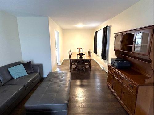 5116 49 Avenue, Forestburg, AB - Indoor Photo Showing Living Room