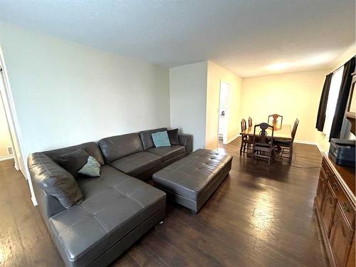 5116 49 Avenue, Forestburg, AB - Indoor Photo Showing Living Room