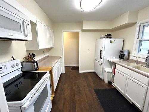 5116 49 Avenue, Forestburg, AB - Indoor Photo Showing Kitchen